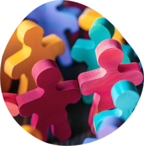 Figuras humanas multicolores entrelazadas como piezas de un puzzle